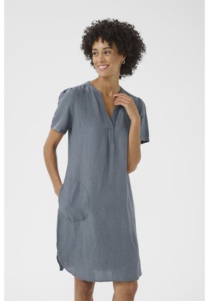 Robe en lin gris clair avec de courtes manches bouffantes, un décolleté en V et un détail de poche arrondi. Texture lisse avec des fentes latérales pour un confort de mouvement.
