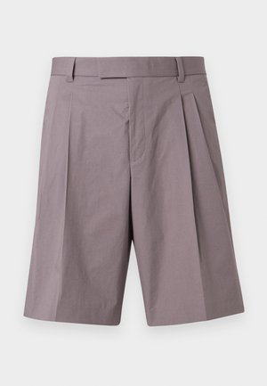 Shorts violets clairs sur mesure à hauteur du genou avec passants pour ceinture, plis à l'avant et fermeture éclair dissimulée.