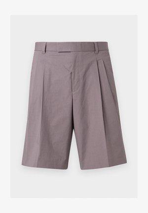Shorts violets clairs sur mesure à hauteur du genou avec passants pour ceinture, plis à l'avant et fermeture éclair dissimulée.