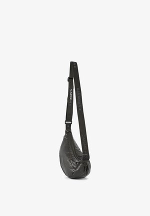 Borsa a tracolla nera e lucida con forma curvilinea, dotata di chiusura con zip e tracolla regolabile stampata con la scritta "CANADIAN." Materiale resistente.