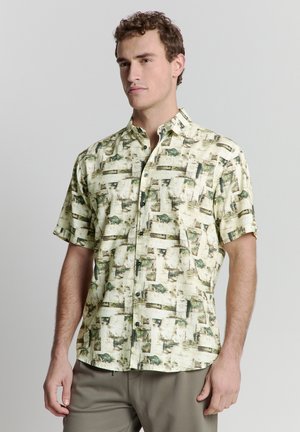 Korte mouwen knoopshirt in een lichte groene stof, met een geometrisch patroon met donkergroene accenten en zwarte knopen.