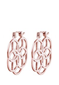 Boucles d'oreilles créoles en or rose présentant un design floral ouvert et complexe avec des formes superposées et une finition polie.