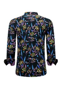 Langarmshirt met een zwarte basis, voorzien van een kleurrijk bloemen- en veerpatroon. Inclusief een klassieke kraag en contrasterende manchetten.