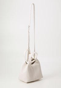 Witte leren handtas met een gestructureerde afwerking, twee korte handgrepen, een lange verstelbare schouderriem en accenten in goudkleurig metaal.