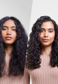 Två porträtt av en kvinna sida vid sida med olika frisyrer: till vänster med voluminöst, frizzigt hår; till höger med definierade, studsiga lockar.