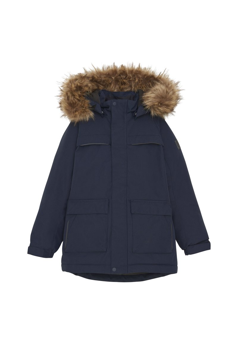 Marinblå parka med en huva klädd med konstpäls, två bröstfickor och två sidofickor; tillverkad av ett robust, vattenavvisande material.