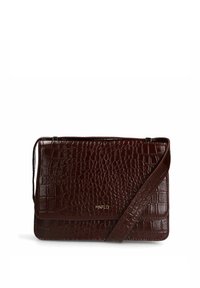 Kroko-Prägung in Burgunderfarben auf einer flachen Umhängetasche aus Leder mit verstellbarem Tragegurt und goldfarbener Logo-Akzentierung auf der Vorderseite.