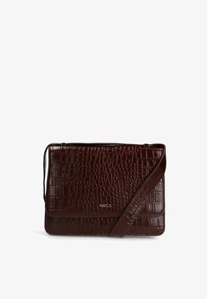 Krokodil-gegraveerde bordeauxleren schoudertas met een plat ontwerp, een verstelbare riem en een gouden logo-accent aan de voorkant.