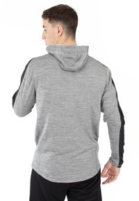 Grauer Hoodie aus strukturiertem Stoff mit Kapuze, schwarzen Ärmeln, abgerundetem Saum und lässigem Schnitt.