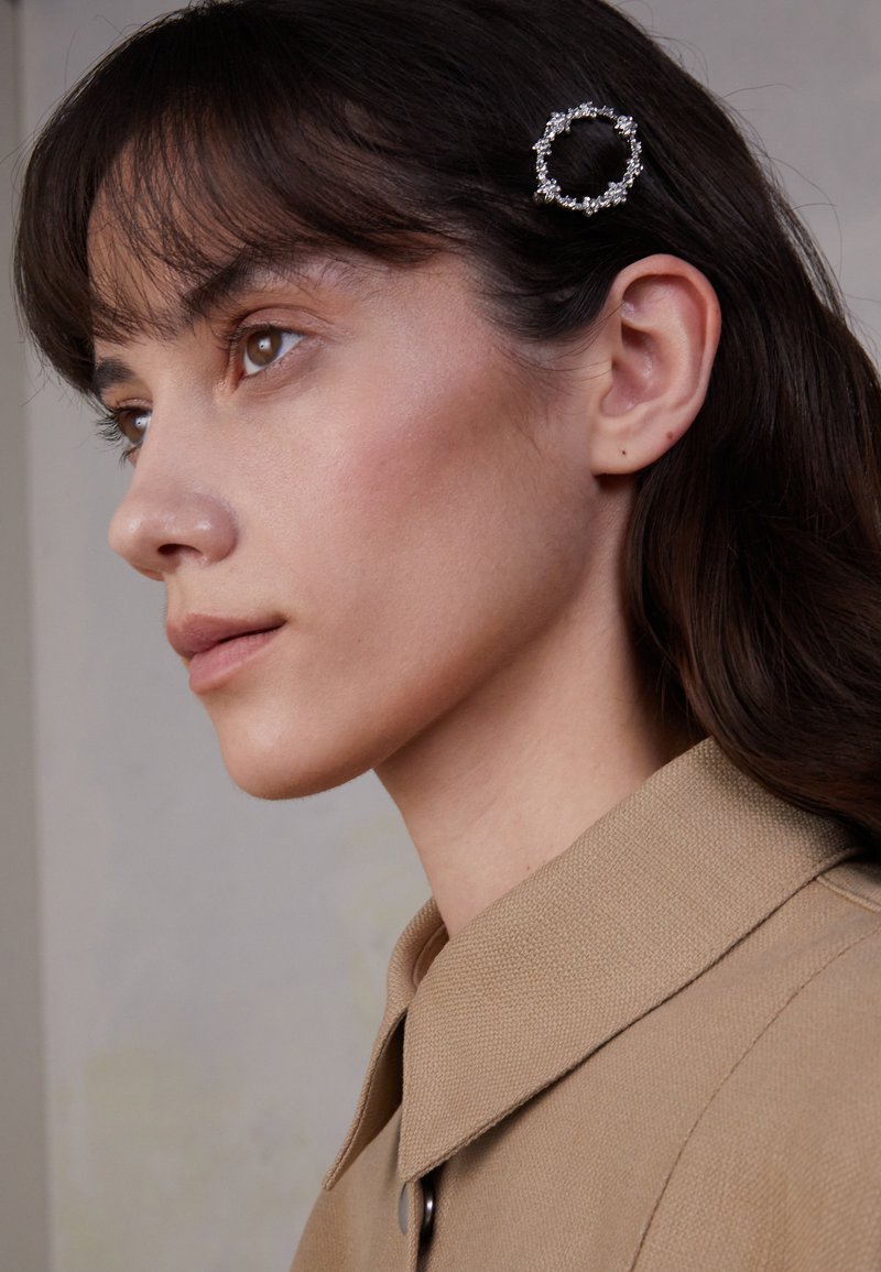 Damen Halsketten | Marchesa OVAL FLOWER BARRETTE Haar-Styling-Accessoires silver-coloured/silberfarben - TA55957 Damen Halsketten | Marchesa OVAL FLOWER BARRETTE Haar-Styling-Accessoires silver-coloured/silberfarben - TA55957