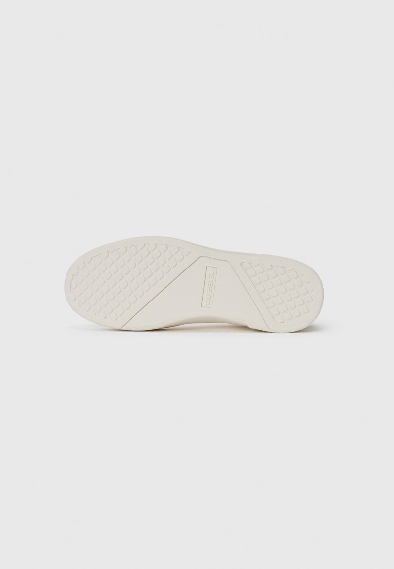 Semelle de chaussure en caoutchouc blanc avec des rainures texturées, présentant un accent de logo au centre, une forme arrondie et une finition lisse.
