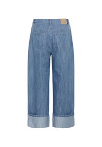 Jeans širokih nogavic iz jeansa v svetlo modri barvi, z zvitim robom, dvema zadnjima žepoma in blagovno znamko iz usnja pri pasu.