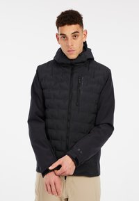 Schwarze gepolsterte Jacke mit Kapuze, ausgestattet mit einem Reißverschluss, elastischen Bündchen und einem strukturierten Muster auf der Vorderseite. Glattes Material an den Ärmeln.