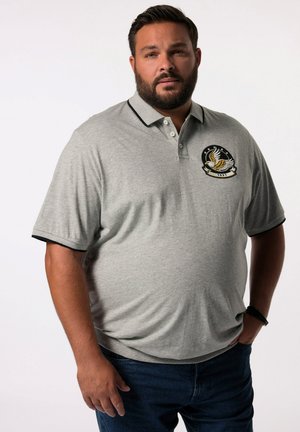 Grå polo skjorte med sort krave og manchetter, med et broderet logo på venstre bryst. Lavet af et åndbart stof med en afslappet pasform.