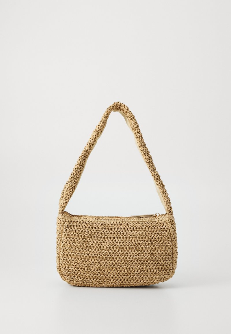 Petit sac à bandoulière rectangulaire beige en tissu tissé avec une surface texturée et une seule sangle, présenté sur un fond blanc uni.