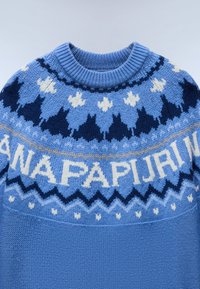 Maglione blu a maglia con un collo decorato in tonalità di blu chiaro e scuro, motivi bianchi e la parola "ANAPAPIRINA" stampata sul petto.