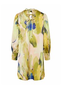 Langzaam mouwjurk met een bloemenpatroon in groen, roze en blauw, met een uitsnijding aan de achterkant en strikjes, en knoopmanchetten. Glad stoffen textuur.