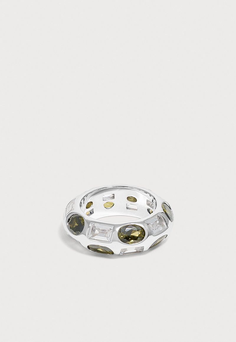 Bague en argent avec des pierres précieuses vertes ovales et rondes alternées et des pierres précieuses rectangulaires transparentes serties autour de l'anneau sur un fond uni.
