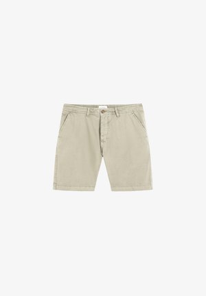 Pantalones cortos chinos de algodón beige con trabillas para cinturón, bolsillos laterales, botón delantero y cierre de cremallera.