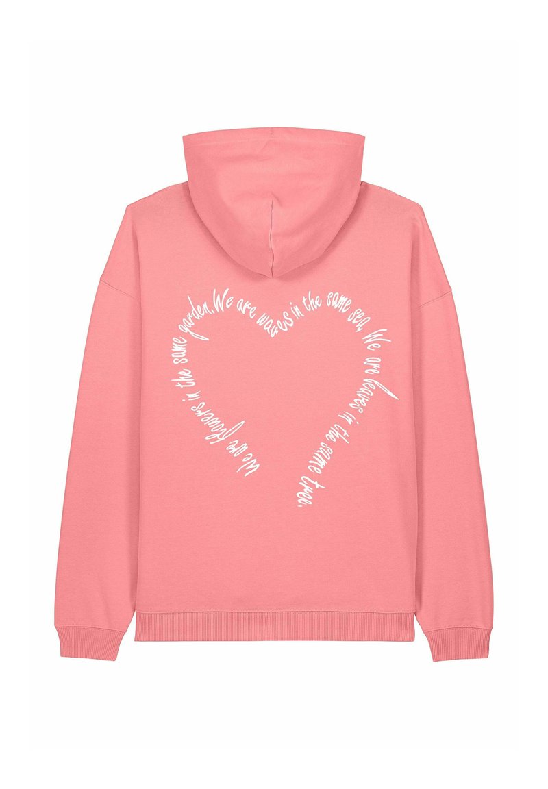 Felpa con cappuccio rosa con un design testuale bianco che forma un cuore sul retro. Materiale: tessuto morbido, vestibilità comoda. Polsini e orlo a coste.