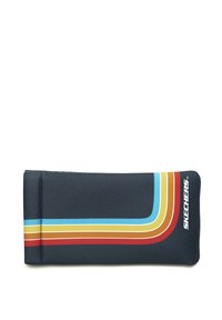 Billetera Skechers en tela azul oscuro con franjas retro: azul claro, amarillo, naranja y rojo. Forma rectangular compacta con detalle del logo.