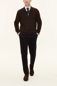 Ruskea vetoketjullinen neulepaita, vaaleansininen kauluspaita, tummansininen manseraalihousut ja tummanruskeat loafersit. Sileät pinnat ja räätälöity istuvuus.