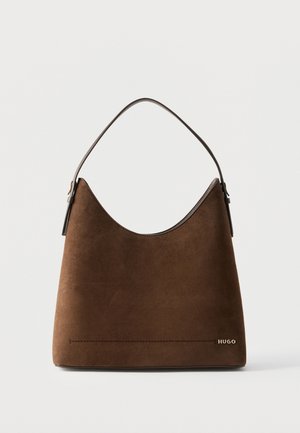 Sac à main en daim marron avec une seule sangle, un bord supérieur incurvé et un petit logo métallique "HUGO" en bas à droite à l'avant.