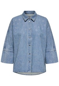 Svijetloplavi traper košulja dugih rukava s kopčanjem sprijeda, oštrim okovratnikom i ukrašenim uzorcima srca.