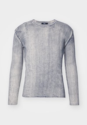 Pull en maille côtelée gris à manches longues avec un col rond et une texture subtilement délavée, présenté sur un fond blanc uni.