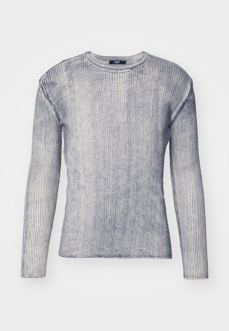 Pull en maille côtelée gris à manches longues avec un col rond et une texture subtilement délavée, présenté sur un fond blanc uni.
