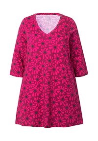 Fuchsia kjole med V-hals og trekvartærmer, præget af et blomstermønster i pink og sort på et tekstureret stof.