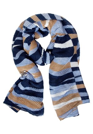 Zacht, gekreukt stoffen sjaal met een geometrisch patroon in marineblauw, lichtblauw, wit en beige, los opgerold op een witte achtergrond.