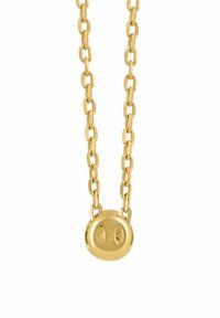 Náhrdelník zo zlatého reťazca s oválnymi článkami, zdobený okrúhlym príveskom s jemnou textúrou a ražbami.