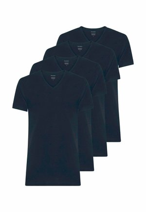 Set di quattro t-shirt nere semplici a maniche corte con scollo a V, impilate in modo uniforme su uno sfondo bianco.