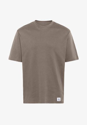 Bruine katoenen t-shirt met korte mouwen, ronde hals en rechte zoom. Heeft een klein wit label met "M 73" aan de onderkant aan de linkerkant.