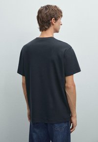 Massimo Dutti SHORT-SLEEVE WITH CONTRAST TOPSTITCHING - Jednoduché tričko - mottled dark blue