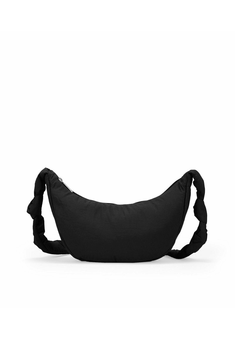 Borsa in tessuto nero con una forma a mezzaluna. Presenta un manico intrecciato e una chiusura con zip su un lato. Texture liscia.