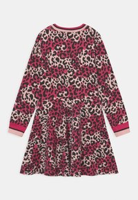 Abito a maniche lunghe con gonna svasata, caratterizzato da una stampa leopardata rosa e nera su uno sfondo crema, con polsini a righe rosa.