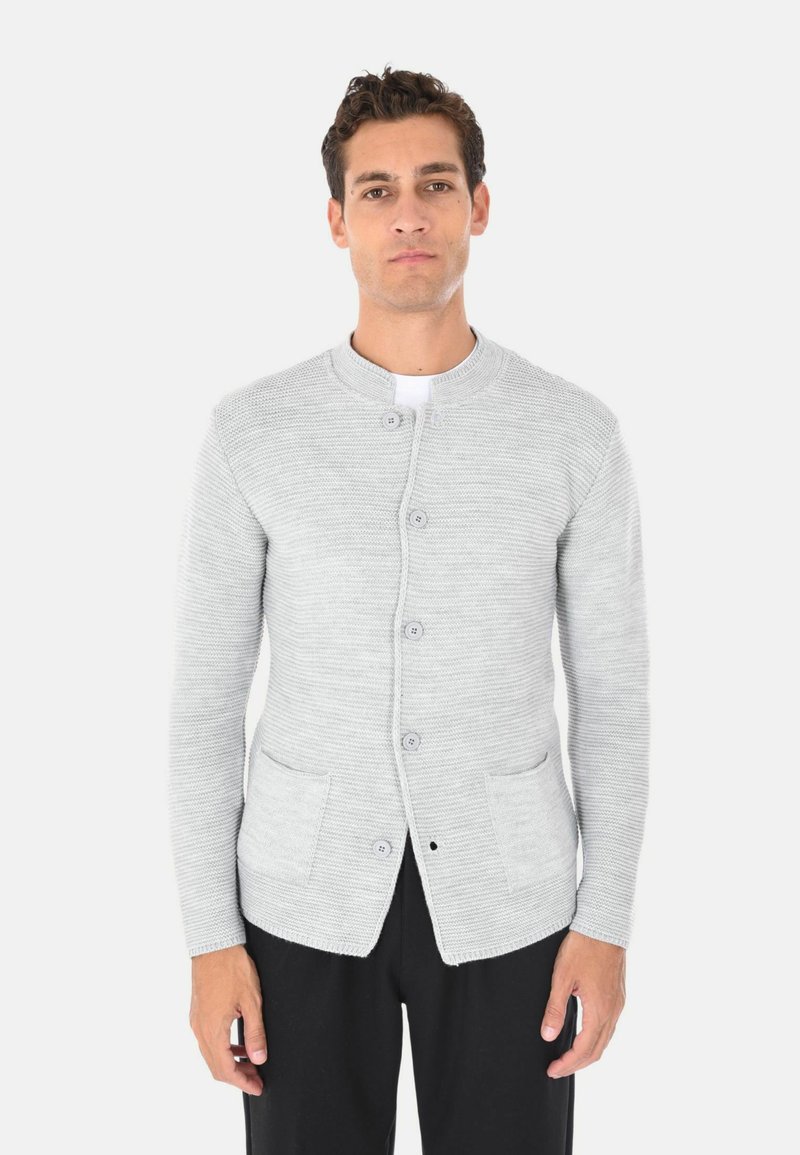Cardigan grigio chiaro a trama con colletto rotondo, chiusura frontale a bottoni e due tasche anteriori, realizzato in un morbido tessuto knit.