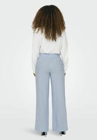 Lichtblauwe gestreepte broek met een wijd beenontwerp en een elastische tailleband. Soepele textuur en contrasterende roze strepen voegen details toe.