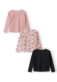 Drei langärmlige Oberteile: ein rot-weiß gestreiftes Oberteil, ein rosa Oberteil mit Regenbogen- und Wolkenmustern und ein einfarbig schwarzes Oberteil. Alle sind aus Baumwollstoff.