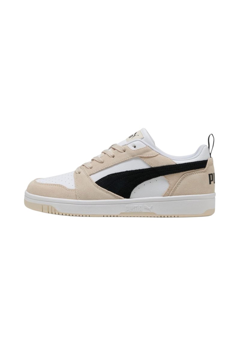 Sneaker beige e bianche con dettagli neri, dotate di un upper in suede e pelle, punta rotonda e suola piatta in gomma. Marchio PUMA sul tallone.