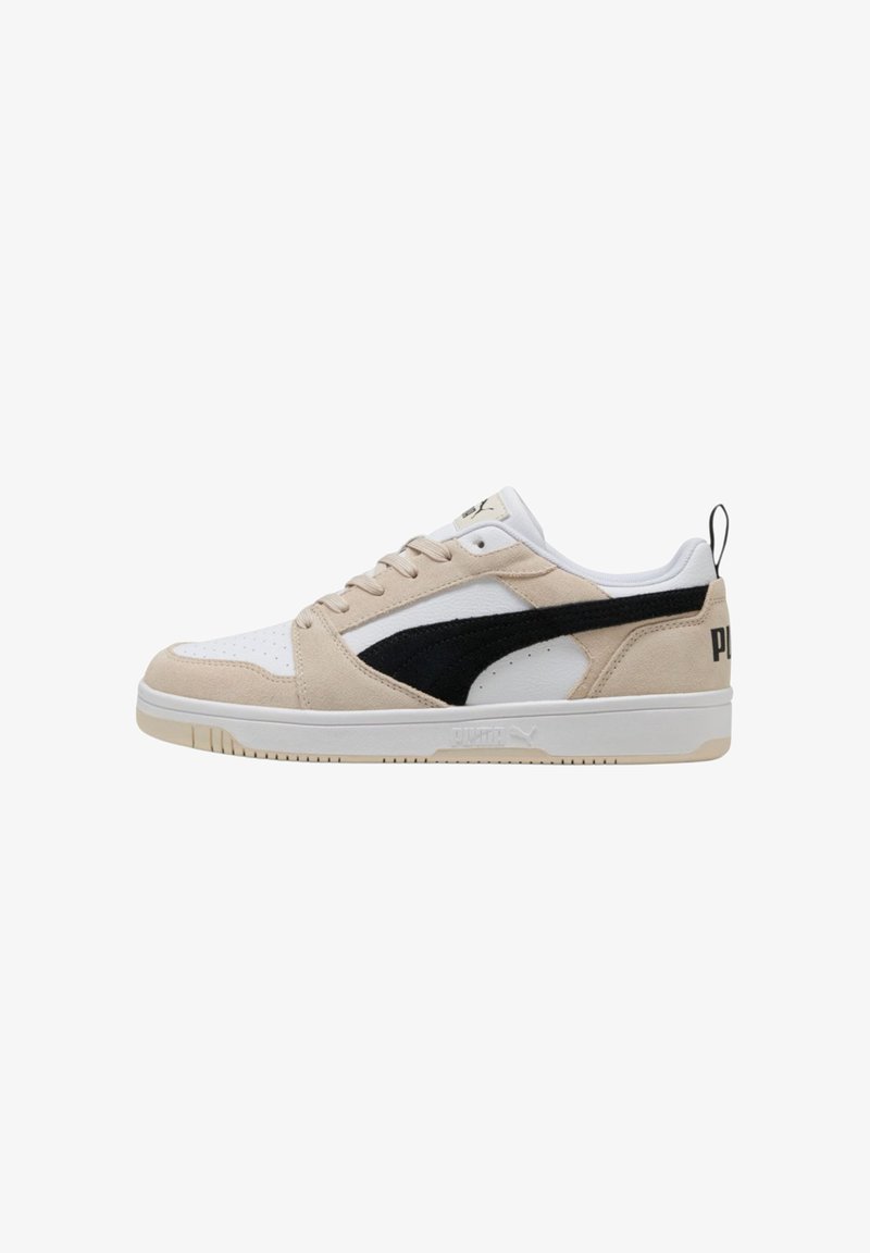 Sneaker beige e bianche con dettagli neri, dotate di un upper in suede e pelle, punta rotonda e suola piatta in gomma. Marchio PUMA sul tallone.