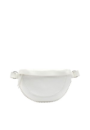 Biała nerka z sztucznej skóry o zaokrąglonym kształcie, teksturowanej powierzchni, bocznym suwaku i dekoracyjnymi ćwiekami wzdłuż dolnej krawędzi.