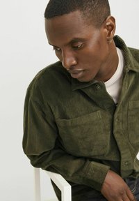 Jack & Jones WEIT GESCHNITTEN  - Chemise - sea turtle