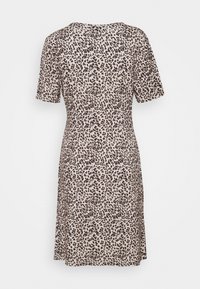 Kleid mit Leopardenmuster in Beige und Braun. Kurze Ärmel, runder Ausschnitt und lockere Passform, gefertigt aus einem fließenden, leichten Stoff.