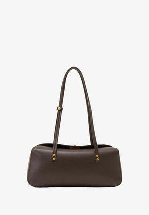 Brūna ādas rokas soma ar taisnstūra formu, diviem plecu siksnām, zelta krāsas metāla elementiem un gludu virsmu.