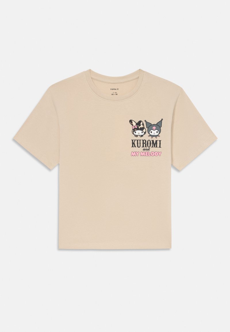 Bežs īsām piedurknēm T-kreks ar noapaļotu kakla izgriezumu, kam priekšpusē ir grafiska apdrukā divas multfilmu personas - Kuromi un My Melody.