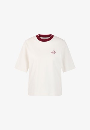 T-shirt en coton blanc à manches courtes. Il présente un col rond côtelé bordeaux et un petit motif brodé de cerise sur le côté gauche de la poitrine.