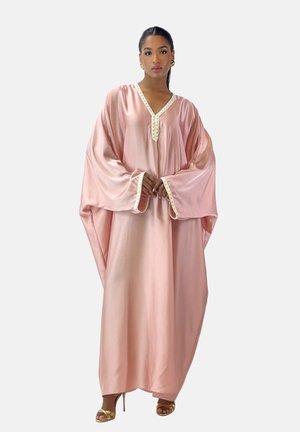 Longue robe en satin rose avec des manches larges, décolleté en V, et garniture décorative le long du décolleté et des poignets, portée par un mannequin.